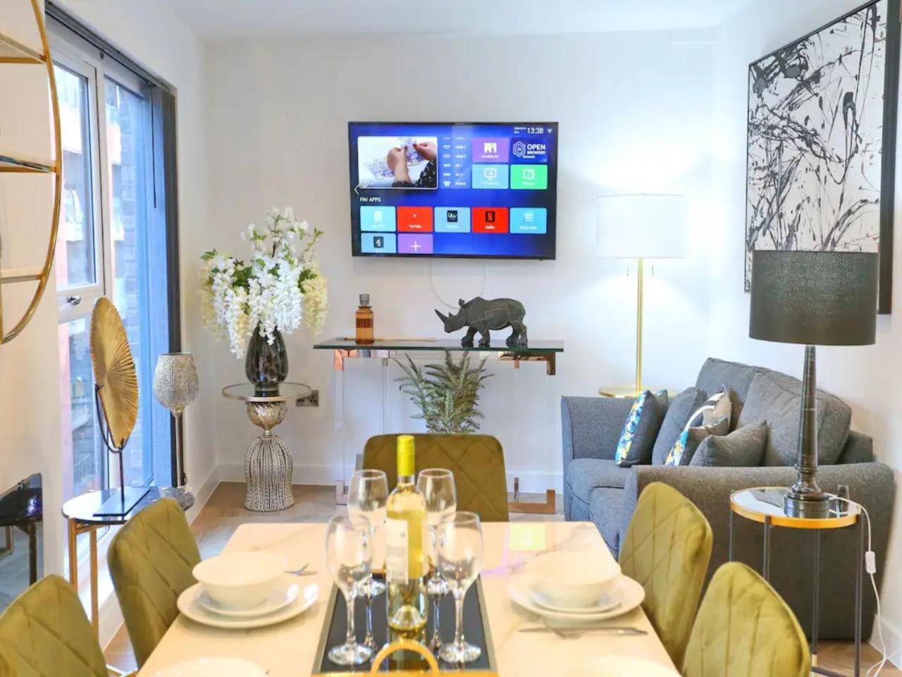 Stunning Split Floor Flat by Manchester Victoria Pass the Keys — 4-Star Luxury Hotel in Manchester, United Kingdom