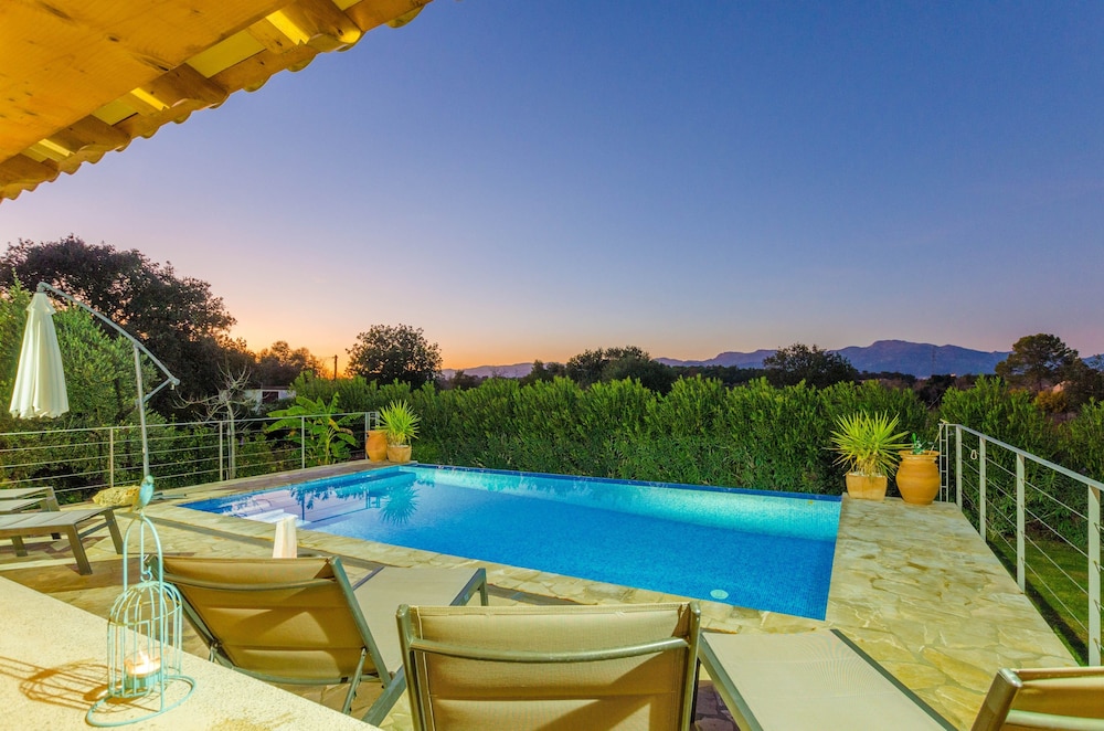 Can Roca - carbon neutral hotel in Costitx