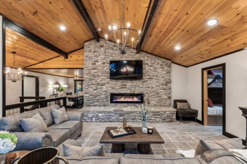 Honeybear Hideaways Luxurious Modern 5BR Cabin with Indoor Pool Game Room Hot Tub & Fireplace — 4-Star Luxury Hotel in Sevierville, United States