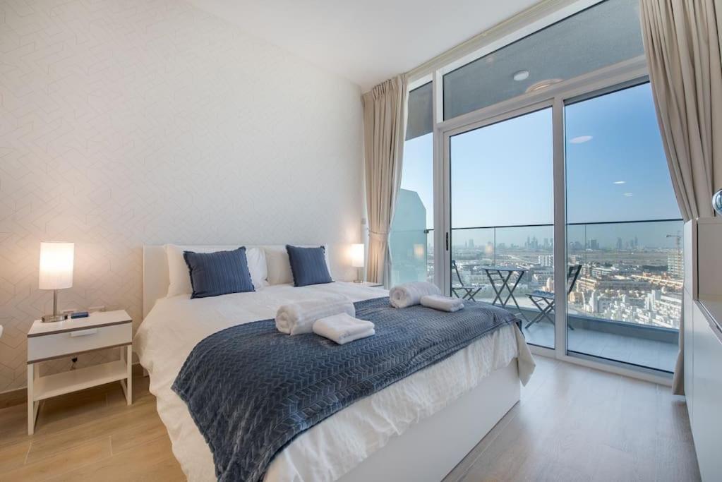 Spectacular Views of Dubai Skyline — 4-Star Luxury Hotel in Dubai, United Arab Emirates