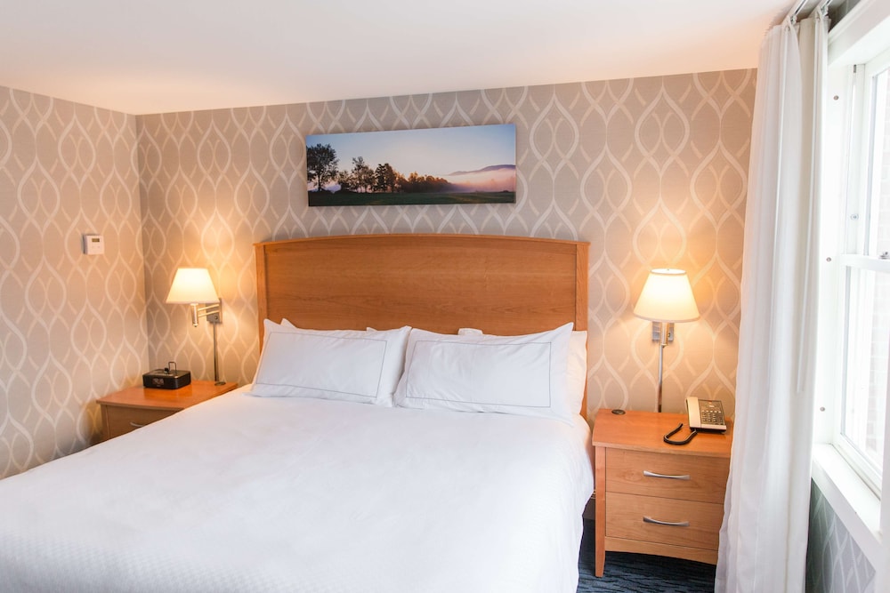 Capitol Plaza Hotel Montpelier Tapestry Collection by Hilton - photo 10