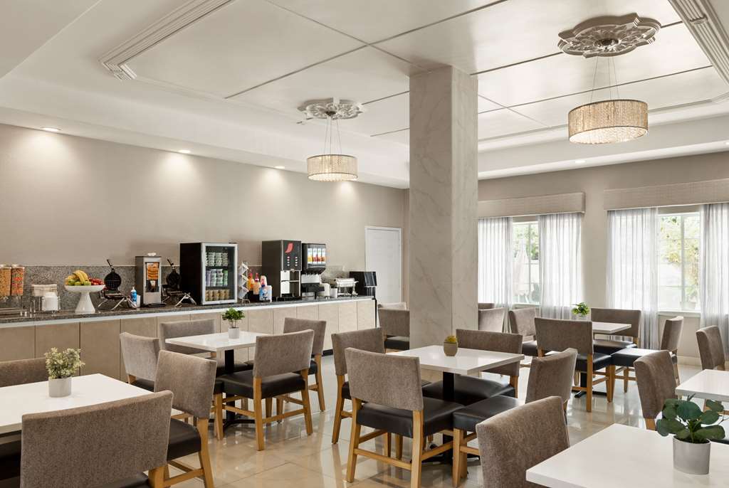 La Quinta Inn & Suites by Wyndham Brownsville North - photo 61