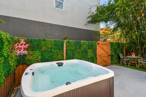 Designer Sun Filled Condo Walk to Town — 4-Star Luxury Hotel in St. Petersburg, United States