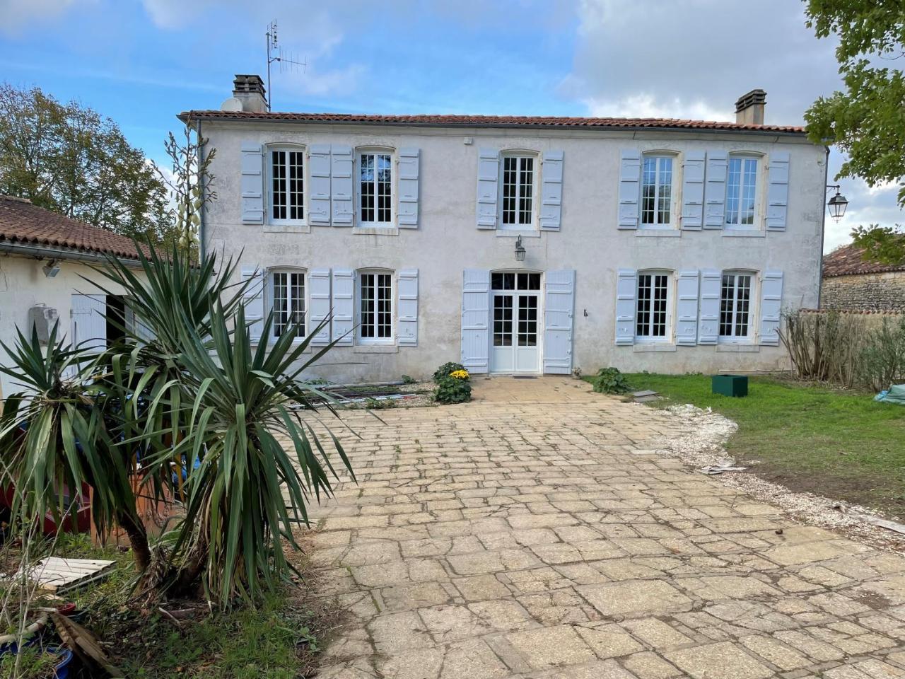 Le Pre Aux Moines - carbon neutral hotel in Fontcouverte