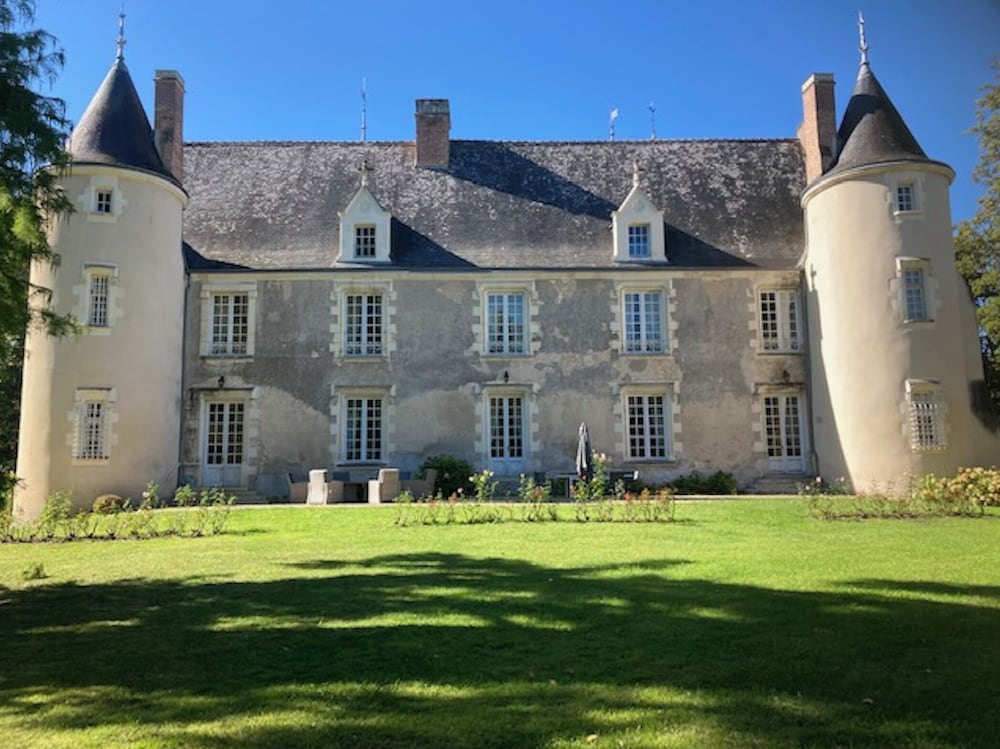 Château des archevêques — 4-Star Luxury Hotel in Artannes-Sur-Indre, France
