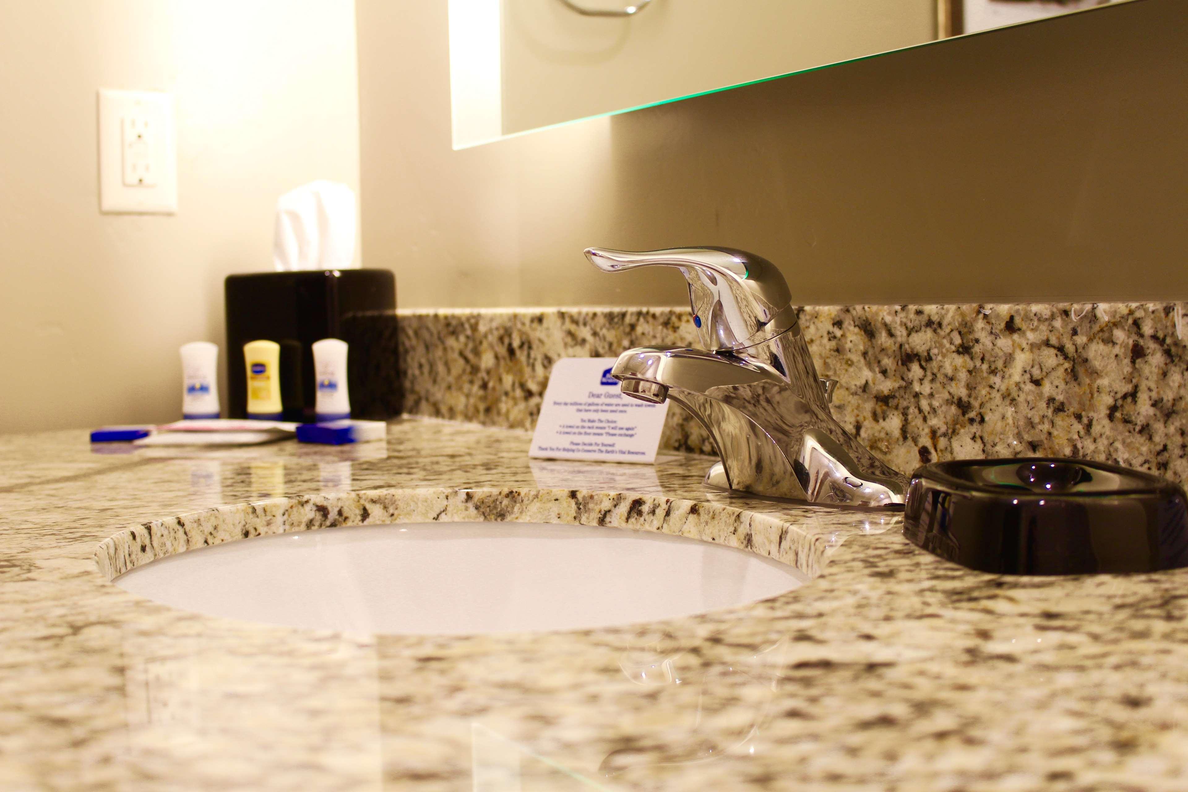 Best Western Plus Landmark Hotel - photo 4