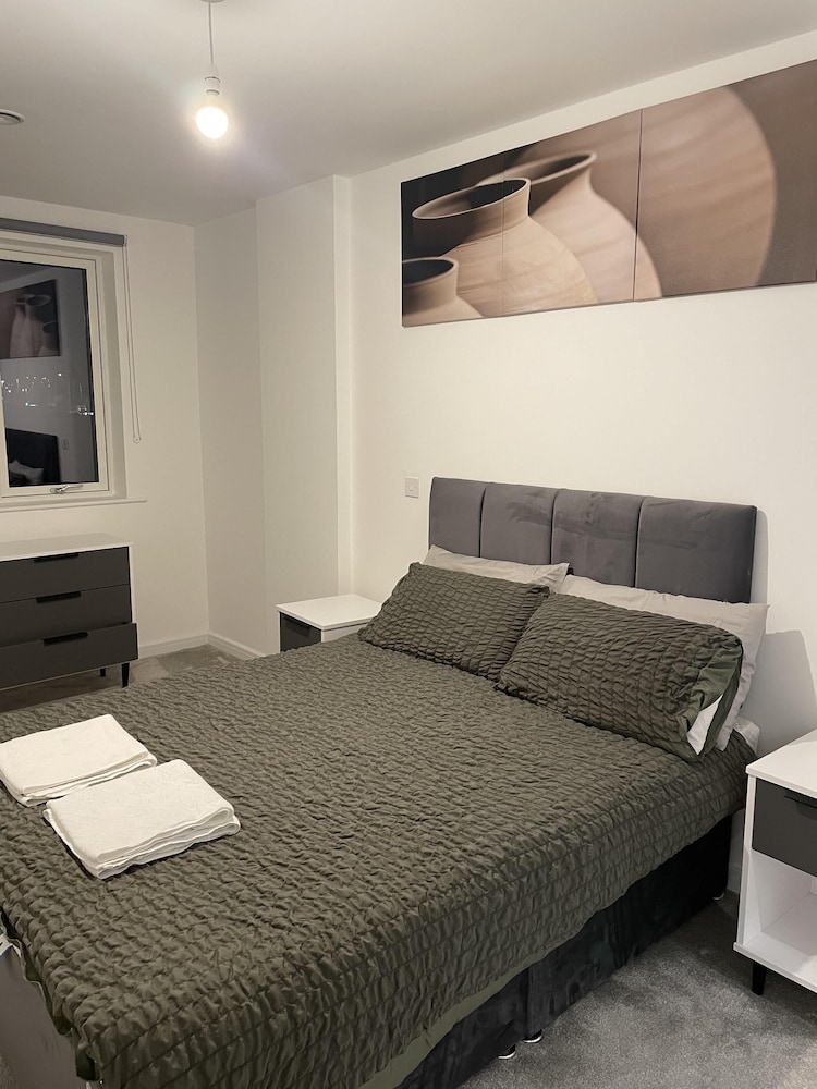 2 Bedroom Luxury Apartment in Barking — 4-Star Luxury Hotel in Barking, United Kingdom
