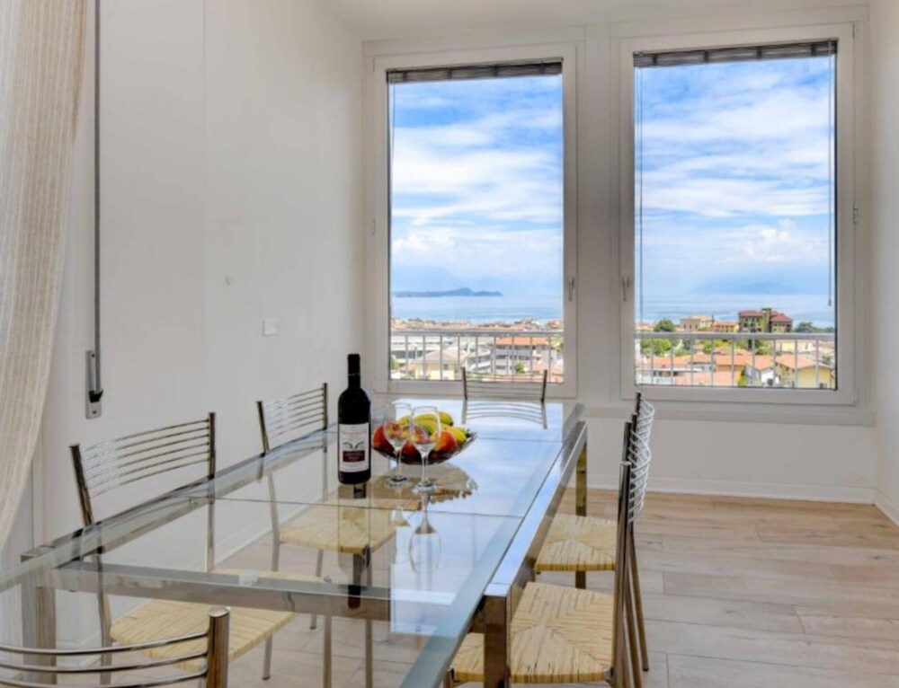 Desenzanoloft La Finestra sul Lago — 4-Star Luxury Hotel in Desenzano Del Garda, Italy