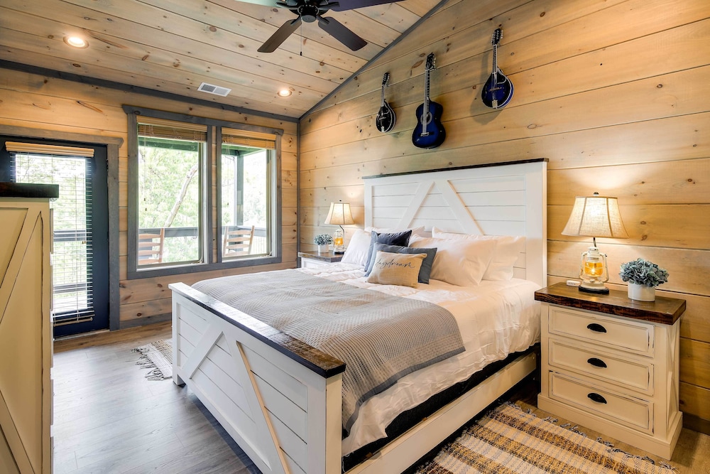 Cobbly Nob Resort Cabin: Hot Tub Pool & Views - photo 4