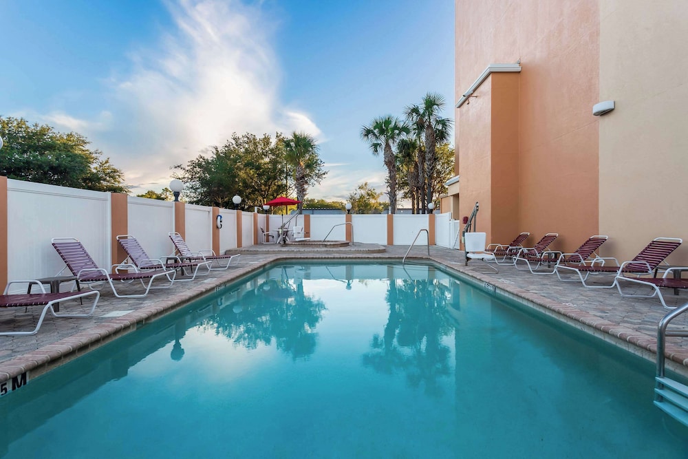 Comfort Suites Tampa Airport North - photo 23