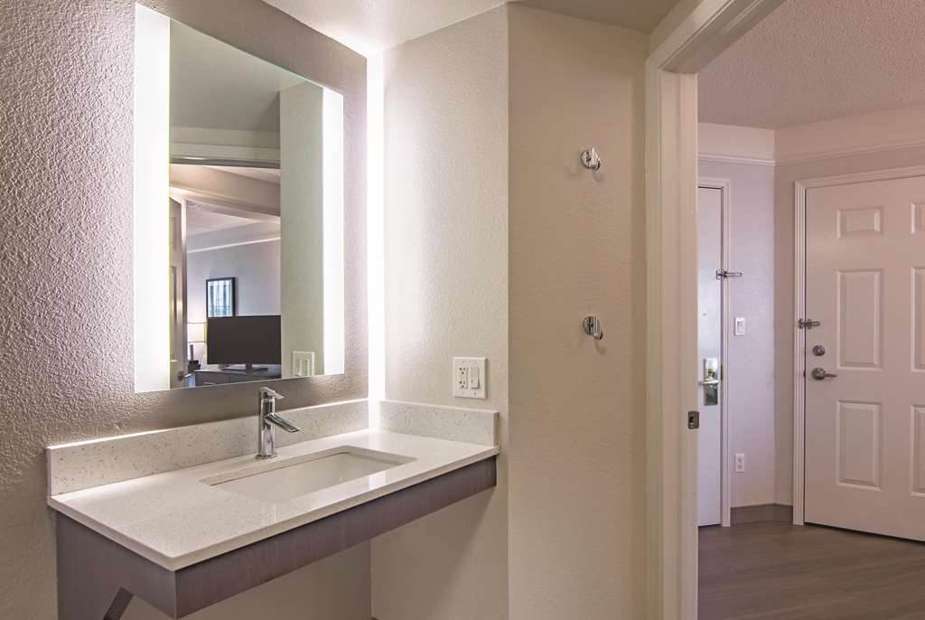 La Quinta Inn & Suites by Wyndham Oklahoma City Norman - photo 31