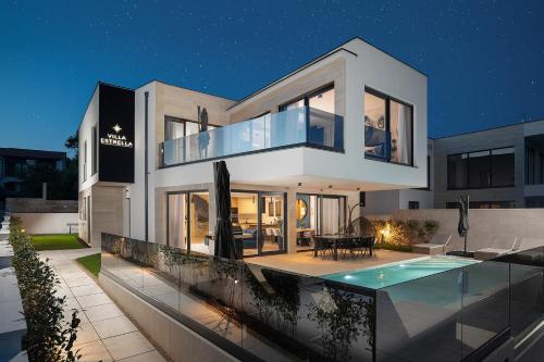 Villa Estrella in Medulin for 10 people with sauna & whirpool just 6 m from the sea — 5-Star Luxury Hotel in Medulin, Croatia