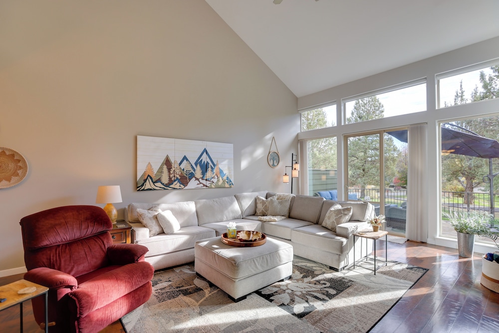 Eagle Crest Retreat: Creekside Townhome w Hot Tub — 4-Star Luxury Hotel in Redmond, United States