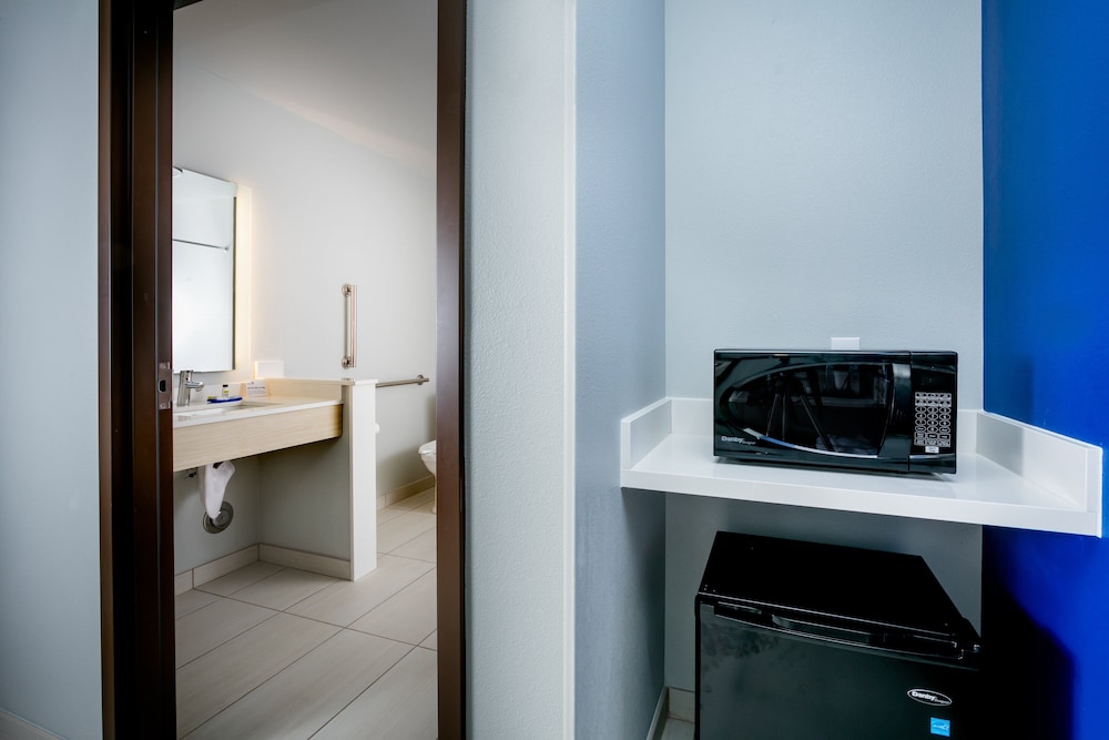 Holiday Inn Express & Suites Bend South by IHG - photo 23