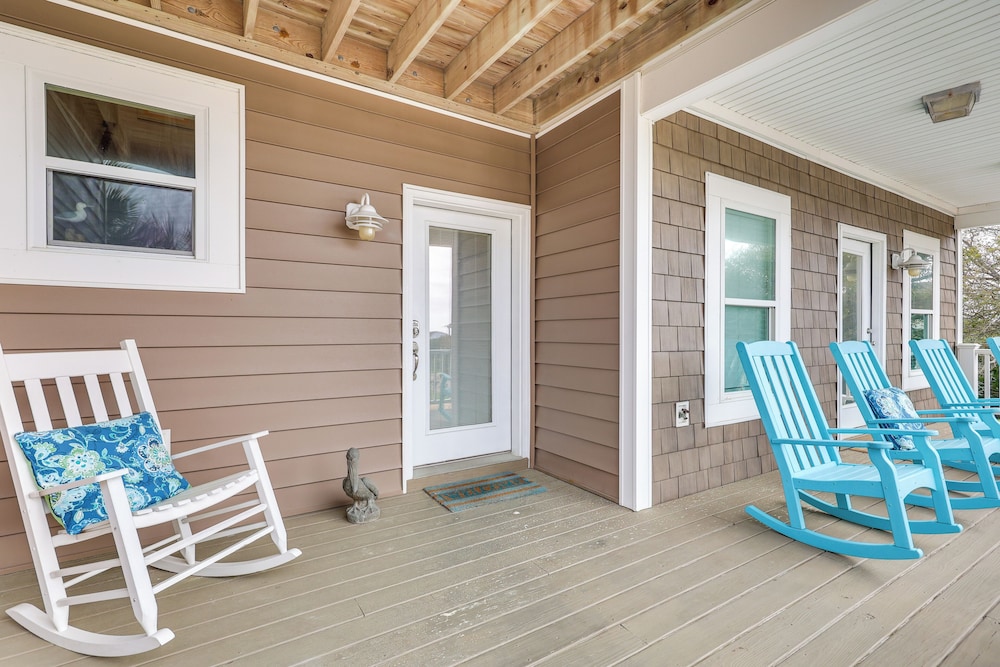 Walk to Beach: Oak Island Retreat w 210 yard Dock — 4-Star Luxury Hotel in Oak Island, United States