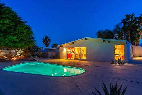 Mid Century Krisel House with Salt Water Pool and Firepit — 4-Star Luxury Hotel in Palm Springs, United States