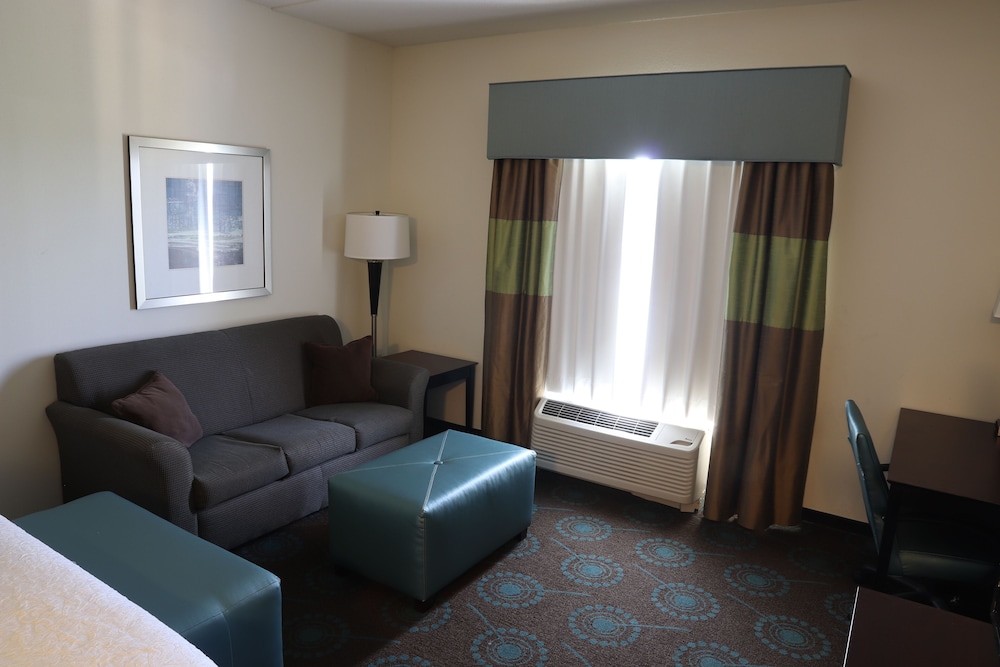 Hampton Inn Fayetteville - photo 24