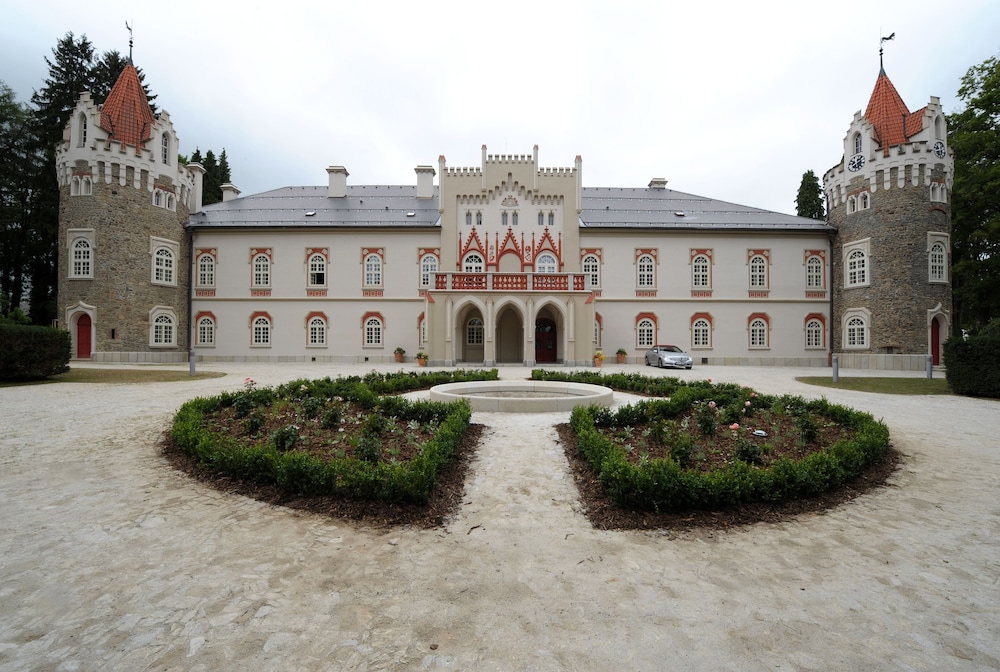Chateau Herálec Boutique Hotel & Spa by L'OCCITANE — hotel in Heralec