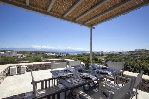 Kallisti Elia Serene holiday villa Views nr Best family Beach — 4-Star Luxury Hotel in Naousa, Greece