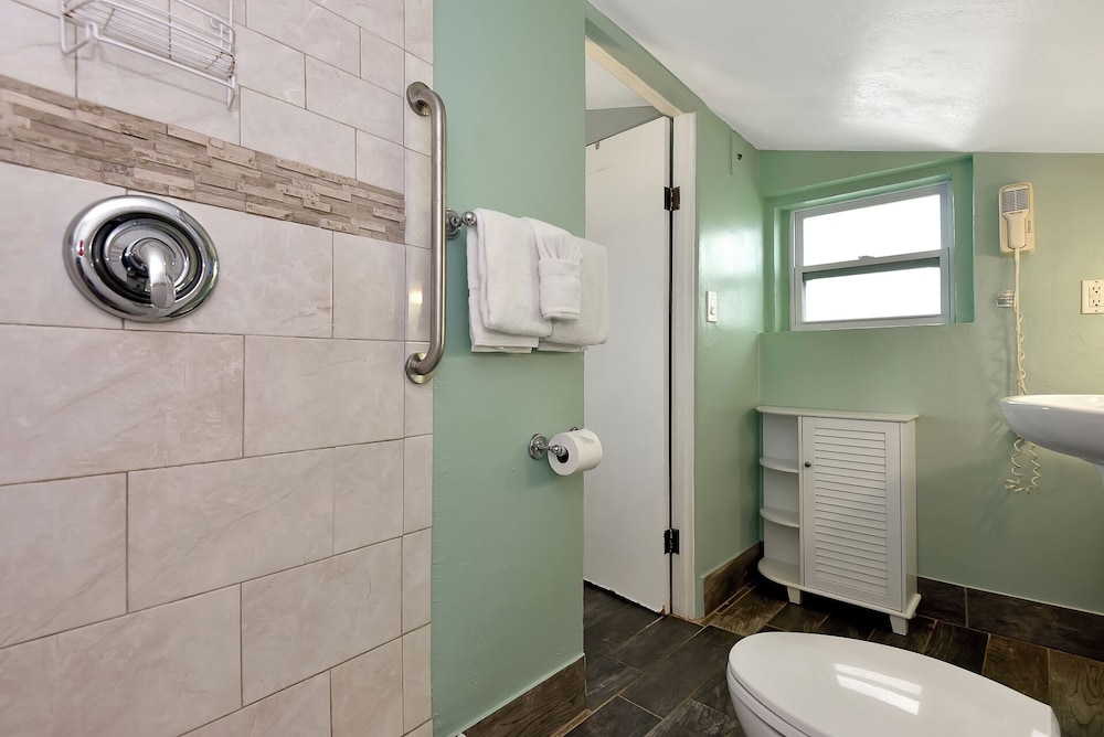 Shoreline Suites & Cabana Cottages - photo 111