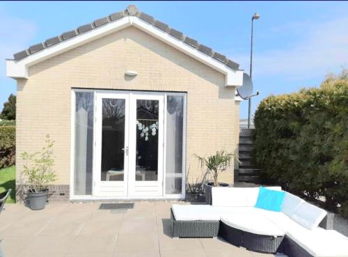 Huisje Finn met grote tuin en veel privacy — hotel in Dirkshorn