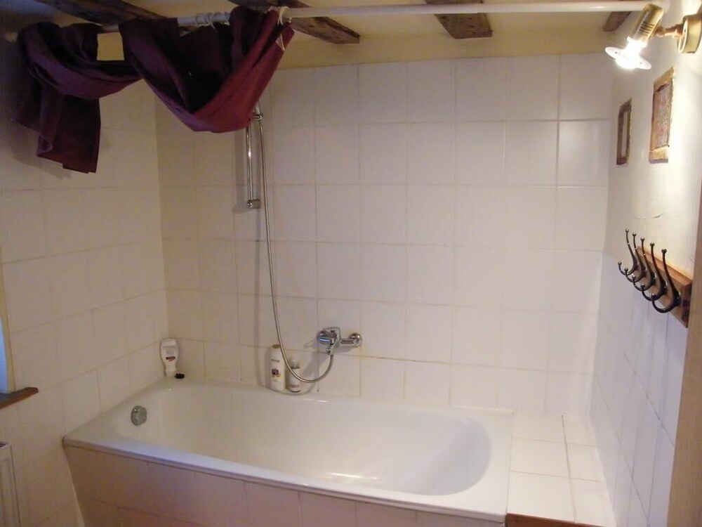 Deep soaking bathtub