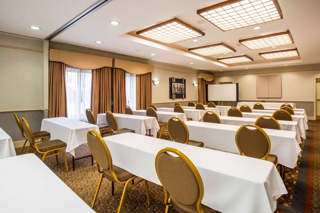 La Quinta Inn & Suites by Wyndham Islip MacArthur Airport - photo 22