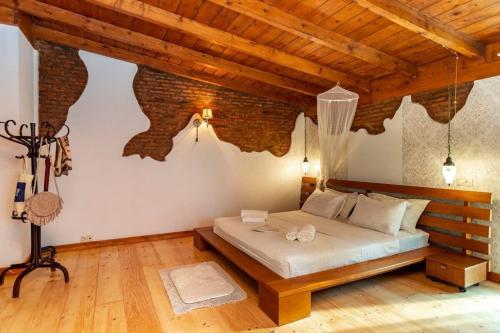 3BR Triplex w Terraces Heart of Tbilisi By Wehost