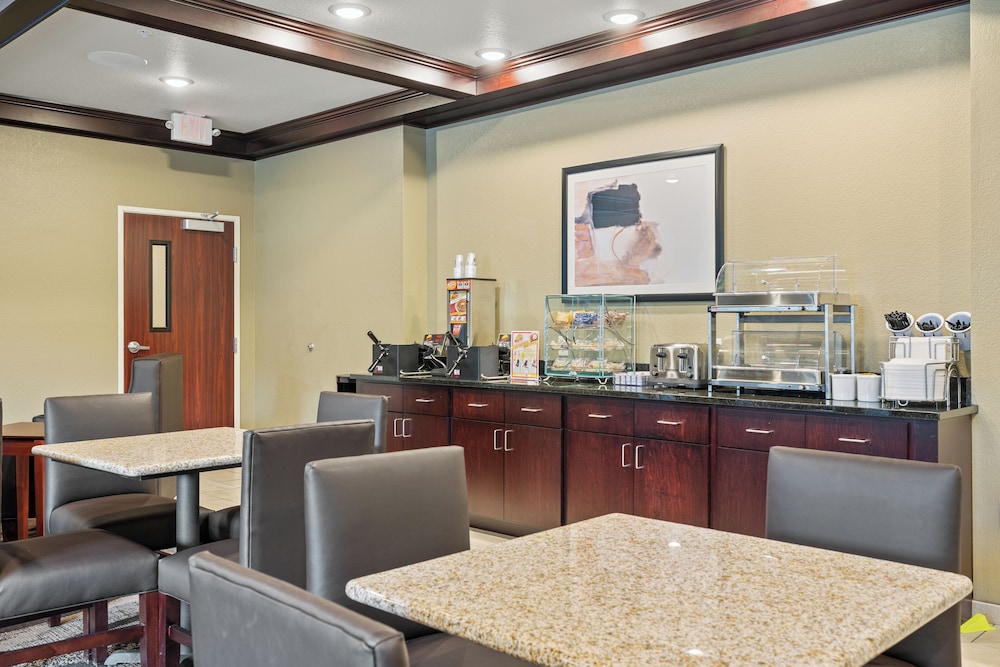 Cobblestone Hotel & Suites Alpine - photo 37