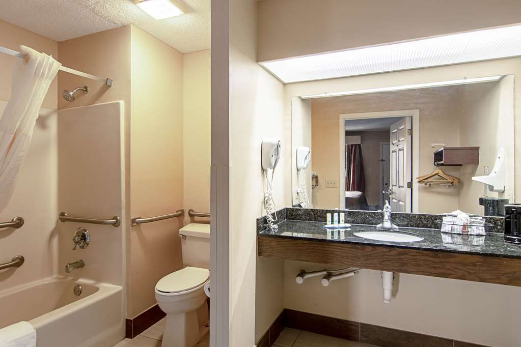 Quality Inn Thomaston - photo 18