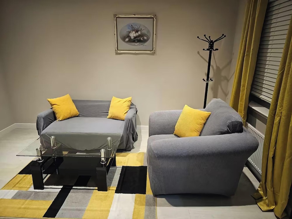Superb 3 Bed Home Away from Home in Glasgow just off M8 with free parking — 4-Star Luxury Hotel in Stepps, United Kingdom