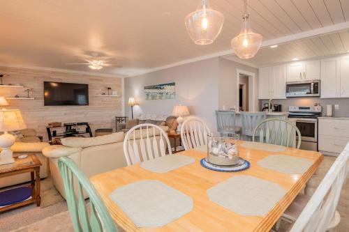 Dip Inn by Oak Island Accommodations - photo 33
