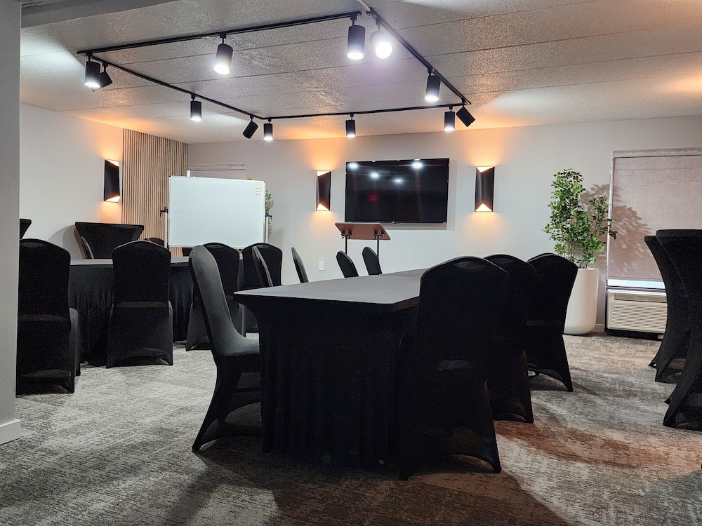 The View Inn & Suites - photo 36