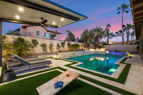 Backyard Bliss Firepit Putt Play Pool & Spa — 4-Star Luxury Hotel in Phoenix, United States