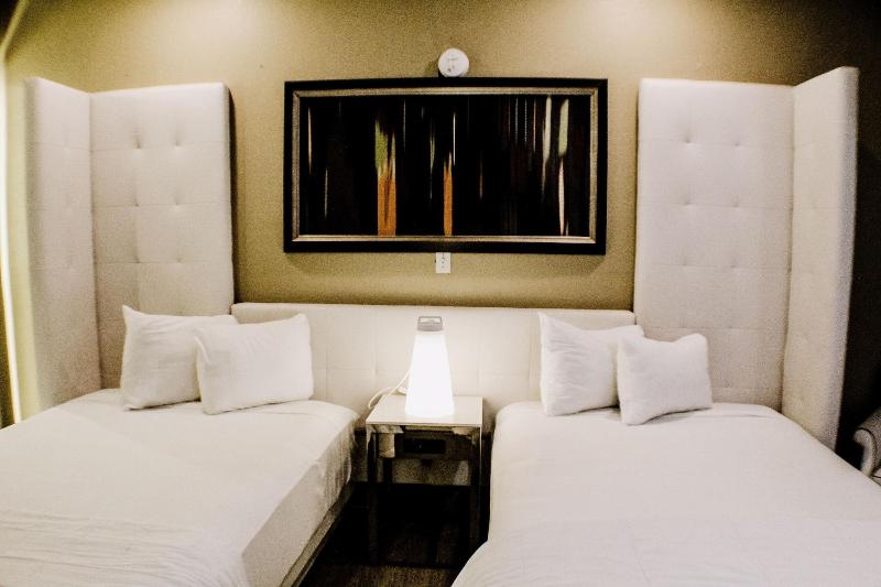 Devonshire Inn - carbon neutral hotel in Rosamond