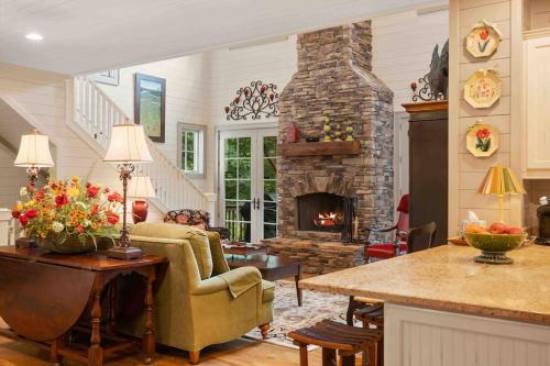 Cashiers Lux Mountain Home Large Fire Pit — 4-Star Luxury Hotel in Cullowhee, United States