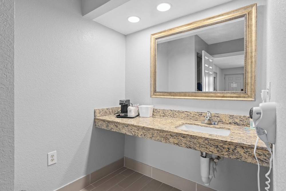 Baymont by Wyndham Orlando East - photo 23
