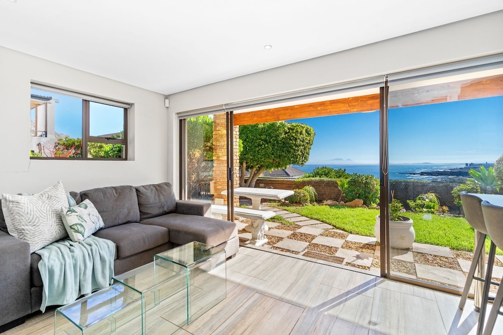 Zaria Sun Cottage — 4-Star Luxury Hotel in Cape Town, South Africa