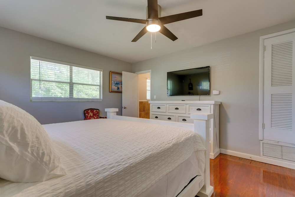 Sunny Fort Walton Beach Vacation Rental with Yard — 4-Star Luxury Hotel in Fort Walton Beach, United States