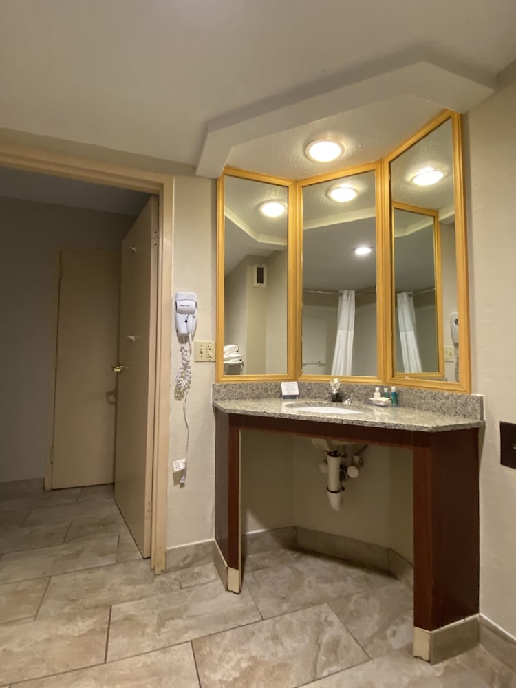 Clarion Inn & Suites Grand Rapids Airport - photo 15