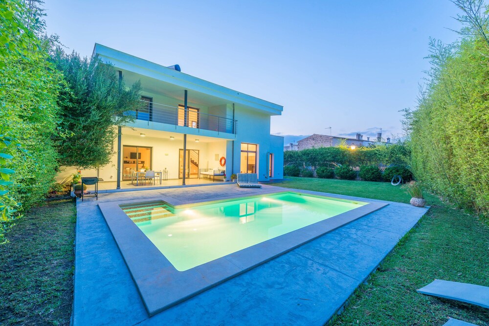Villa Voltor — 4-Star Luxury Hotel in Costitx, Spain