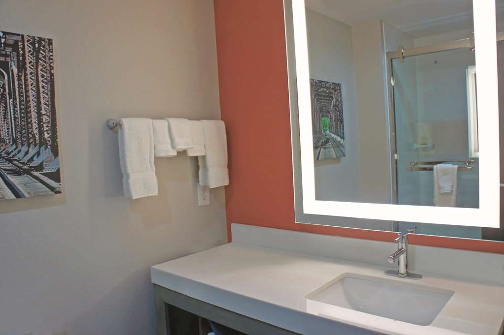 La Quinta Inn & Suites by Wyndham Pittsburg - photo 12