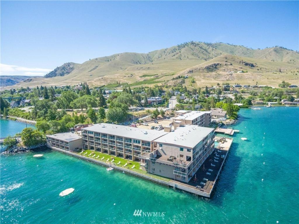 Grandview Lake Chelan Waterfront View Pool Hot Tub Golf 1 Min To Downtown in Chelan, United States