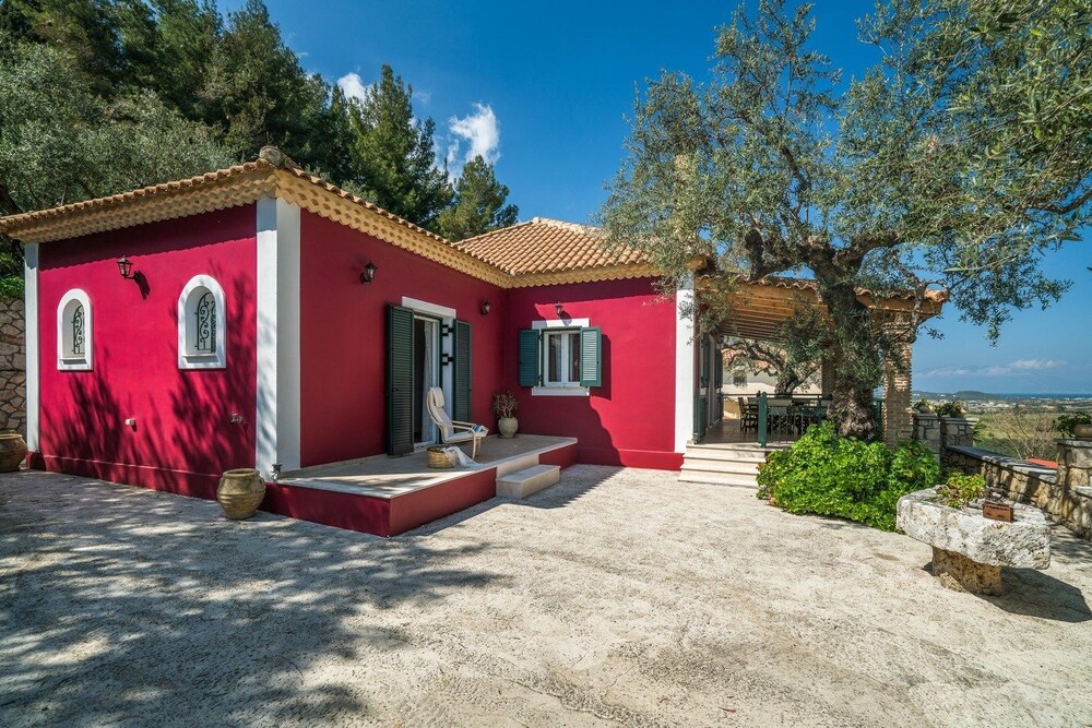 Aelia Villa — 4-Star Luxury Hotel in Kallithea, Greece