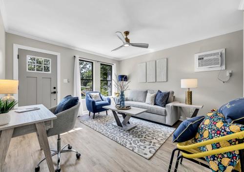 15 off Front porch w Wi Fi & Private Parking — 4-Star Luxury Hotel in Gibsonville, United States