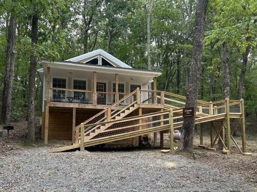 Coyote Cabin at Woodland Retreat at DeSoto beside DeSoto State Park — 4-Star Luxury Hotel in Fort Payne, United States