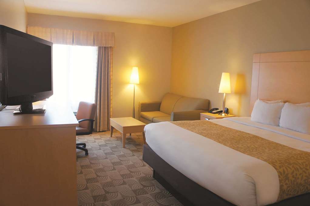 La Quinta Inn & Suites by Wyndham Tucumcari - photo 18