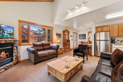 Bugle Pointe A08 by Estes Park Condos — 4-Star Luxury Hotel in Estes Park, United States