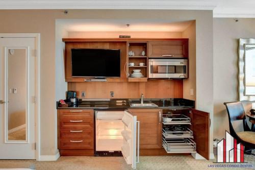 MGM Signature 10 717 Strip View Balcony Studio