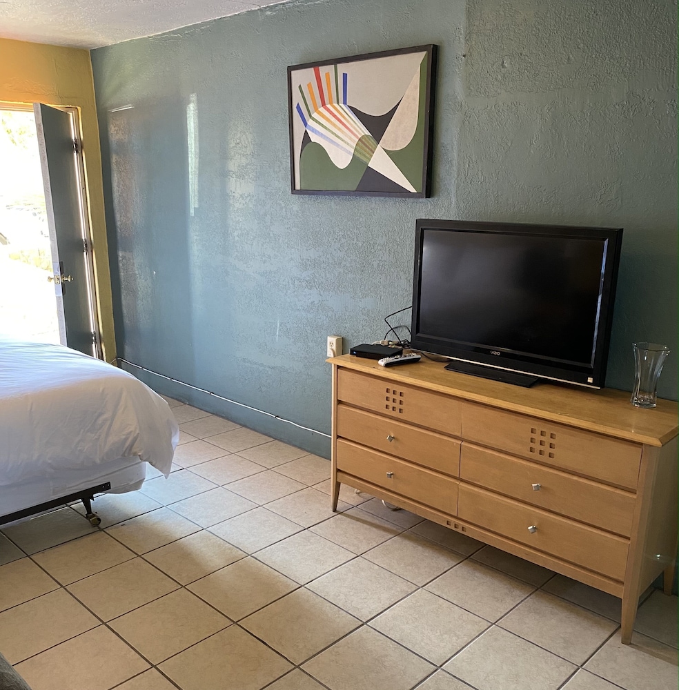 Charles Motel & Hotsprings - photo 14